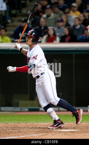 CLEVELAND, OH, Stati Uniti d'America - 16 Maggio: Cleveland Indians diritto fielder Shin-Soo Choo (17) a bat durante il settimo inning al campo progressivo in Cleveland, OH, Stati Uniti d'America su Mercoledì, 16 maggio 2012. Foto Stock