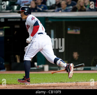 CLEVELAND, OH, Stati Uniti d'America - 16 Maggio: Cleveland Indians diritto fielder Shin-Soo Choo (17) a bat durante il settimo inning al campo progressivo in Cleveland, OH, Stati Uniti d'America su Mercoledì, 16 maggio 2012. Foto Stock