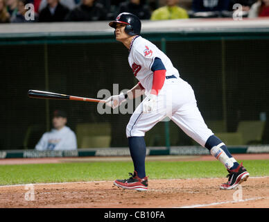 CLEVELAND, OH, Stati Uniti d'America - 16 Maggio: Cleveland Indians diritto fielder Shin-Soo Choo (17) a bat durante il settimo inning al campo progressivo in Cleveland, OH, Stati Uniti d'America su Mercoledì, 16 maggio 2012. Foto Stock