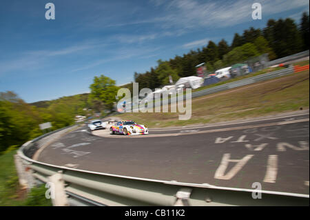 Wolfgang Kaufmann (GER) / Eberhard Baunach (GER) guida il #150 SP7 Kremer Racing Porsche 911 GT3 KR durante la pratica per il Nurburgring 24 ore di gara nei pressi di Nurburg, Germania il 17 maggio 2012. Foto: Matt Jacques Foto Stock