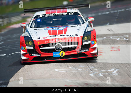 Manuel Metzger (GER) / Ralf Schall (GER) guida la #15 SP9-GT3 Black Falcon Mercedes SLS AMG GT3 durante la pratica per il Nurburgring 24 ore di gara nei pressi di Nurburg, Germania il 17 maggio 2012. Foto: Matt Jacques Foto Stock