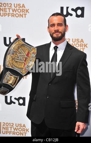 CM Punk presso gli arrivi per USA Network 2012 iniziali per il caso, Alice Tully Hall presso il Lincoln Center di New York, NY, 17 maggio 2012. Foto di: Gregorio T. Binuya/Everett Collection Foto Stock