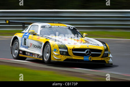 Andrii Lebed (UKR) / Christian Bracke (GER) guida la #16 SP9-GT3 Black Falcon Mercedes SLS AMG GT3 durante le qualifiche per il Nurburgring 24 ore di gara nei pressi di Nurburg, Germania il 18 maggio 2012. Foto: Matt Jacques Foto Stock