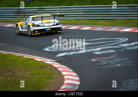 Andrii Lebed (UKR) / Christian Bracke (GER) guida la #16 SP9-GT3 Black Falcon Mercedes SLS AMG GT3 durante le qualifiche per il Nurburgring 24 ore di gara nei pressi di Nurburg, Germania il 18 maggio 2012. Foto: Matt Jacques Foto Stock