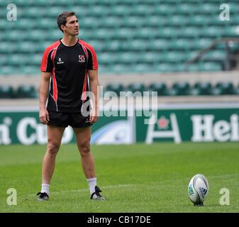 18.05.2012. Twickenham, Inghilterra. Ruan Pienaar di Ulster pratiche i suoi calci durante l'Ulster capitano di eseguire a Twickenham Stadium il 18 maggio 2012 a Londra, Regno Unito. Foto Stock