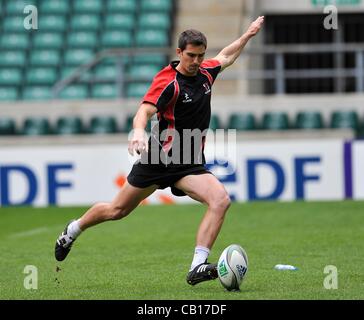 18.05.2012. Twickenham, Inghilterra. Ruan Pienaar di Ulster pratiche i suoi calci durante l'Ulster capitano di eseguire a Twickenham Stadium il 18 maggio 2012 a Londra, Regno Unito. Foto Stock