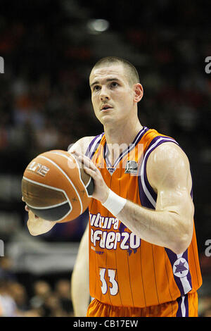 Liga ACB, Playoffs 2012 - 1/4 finals - Valencia Basket Club vs. Lagun Aro GBC - Font de Sant Lluis, Valencia - Spagna - Caner-Medley prepara i suoi passi Foto Stock