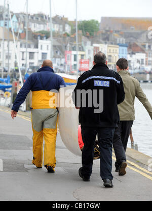 3 I pescatori temono sono annegati dopo la loro base di Weymouth barca da pesca 'Purbeck isola' andato mancante. Una grande aria di mare e di ricerca è stata in corso che coinvolgono tre navi della marina militare; il Royal Fleet onda ausiliaria righello, e HMS York, un tipo 42 cacciatorpediniere e una marina americana vaso di alimentazione, 2 Lt GIOVANNI P Foto Stock