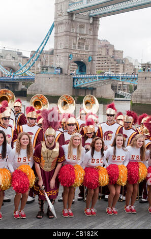 18 maggio 2012 Londra UK, la University of Southern California Trojan Marching Band sfoggiare la loro abilità ma non riesce a portare il sole sul campo di vasai vicino al Tower Bridge di Londra, Regno Unito. Le prestazioni che è stato parte della loro pre-Olympic tour di Londra. Foto Stock