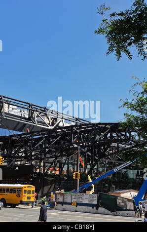 New York, 18 maggio 2012 la Barclays Center presso i cantieri dell'Atlantico, la nuova casa del recentemente rinominato reti di Brooklyn squadra di basket, durante la fase di costruzione. La sede di 18.000 arena a Brooklyn New York si apre il 3 ottobre 2012 con un sold out concerto inaugurale di Jay Z. Foto Stock