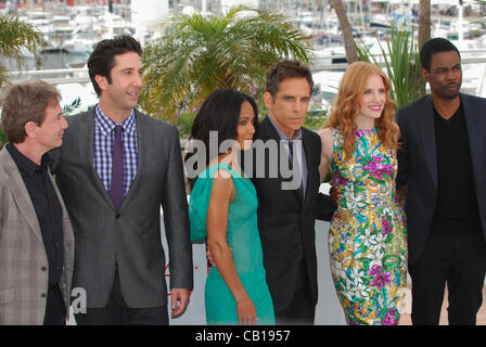 17 maggio 2012 - Cannes, Francia - CANNES, Francia - 18 Maggio: (L-R) Martin Short, David Schwimmer, Jada Pinkett Smith, Ben Stiller, Jessica Chastain e Chris Rock frequentare il 'Madagascar 3: Europa's Most Wanted' Photocall durante il sessantacinquesimo annuale di Cannes Film Festival presso il Palais des Festivals il 18 maggio 2012 Foto Stock