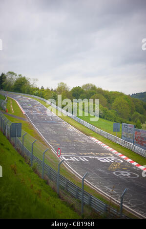 Una sezione vuota del via vicino a Adenau dopo la finale Top 40 Qualifica per il Nurburgring 24 ore di gara nei pressi di Nurburg, Germania il 18 maggio 2012. Foto: Matt Jacques Foto Stock