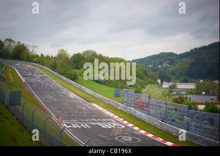 Una sezione vuota del via vicino a Adenau dopo la finale Top 40 Qualifica per il Nurburgring 24 ore di gara nei pressi di Nurburg, Germania il 18 maggio 2012. Foto: Matt Jacques Foto Stock