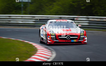 Manuel Metzger (GER) / Ralf Schall (GER) guida la #15 SP9-GT3 Black Falcon Mercedes SLS AMG GT3 durante la finale Top 40 Qualifica per il Nurburgring 24 ore di gara nei pressi di Nurburg, Germania il 18 maggio 2012. Foto: Matt Jacques Foto Stock