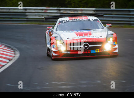 Manuel Metzger (GER) / Ralf Schall (GER) guida la #15 SP9-GT3 Black Falcon Mercedes SLS AMG GT3 durante la finale Top 40 Qualifica per il Nurburgring 24 ore di gara nei pressi di Nurburg, Germania il 18 maggio 2012. Foto: Matt Jacques Foto Stock