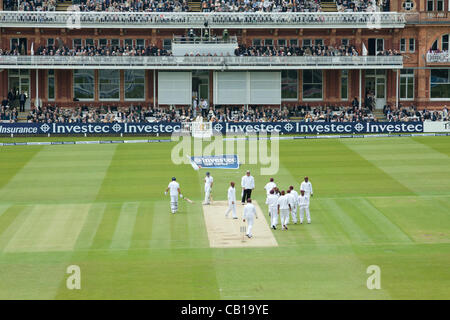 Il Lords Cricket Ground, London 18 maggio 2012. Apertura battitore Alistair Cook, passeggiate verso il Padiglione dopo essere stato respinto nel primo inning della prima prova del Lords tra Inghilterra e le Indie occidentali. Foto Stock