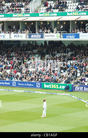 Il Lords Cricket Ground, London 18 Maggio, 2012. West Indian braccio destro fast bowler Fidel Edwards fielding durante la prima prova tra Inghilterra e la West Indies al Lords. Foto Stock