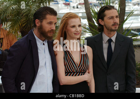 19 maggio 2012 - Cannes, Francia - CANNES, Francia - 19 Maggio: (L-R) attori Tom Hardy, Jessica Chastain e Shia LaBeouf frequentare il 'Lawless' Photocall durante il sessantacinquesimo annuale di Cannes Film Festival presso il Palais des Festivals il 19 maggio 2012 a Cannes, Francia. (Credito Immagine: © Federico Injimbert/ZUMAPRESS.com) Foto Stock