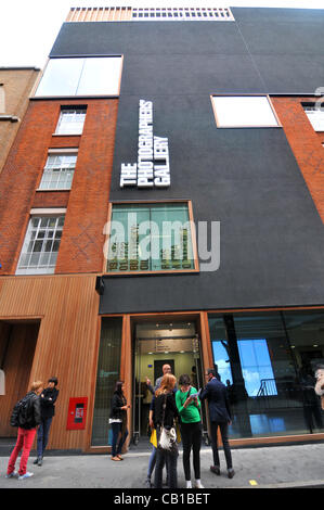 Visitatori presso la porta della Photographers Gallery di Londra come si ri-si apre dopo essere stato chiuso per diciotto mesi per lavori di ristrutturazione. Sabato 19 Maggio 2012 Foto Stock