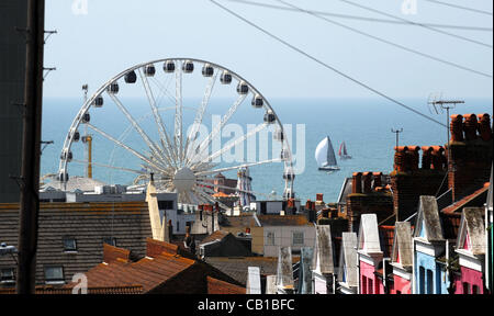 Brighton SUSSEX REGNO UNITO. 19 Maggio, 2012. Barche a vela passato Brighton il volante di eccellenza nel caldo sole di oggi Foto Stock