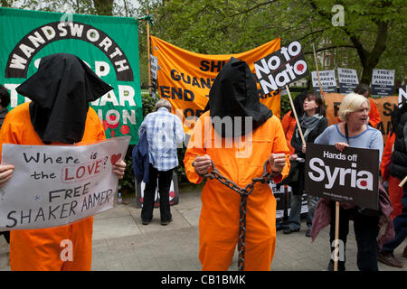 Londra, Regno Unito, 19/05/2012. I manifestanti vestiti in tute arancioni e con cappuccio dimostrando contro Guantanamo al di fuori dell'ambasciata americana a Londra. Uno dei manifestanti è anche ammanettato per grandi catene. L'altro manifestante sta tenendo in mano un cartello con lo slogan "Dove si trova l'amore libero S Foto Stock