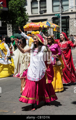 New York, Stati Uniti d'America. 19 Maggio, 2012. La Dance Parade vetrine quasi 80 diversi generi di danza e culture. NYC Bhangra ballerini promuovere tradizionale danza indiana attraverso le prestazioni e l'istruzione. Foto Stock