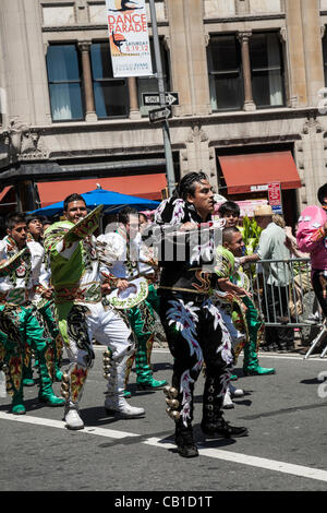 New York, Stati Uniti d'America. 19 Maggio, 2012. La Dance Parade vetrine quasi 80 diversi generi di danza e culture. Il Caporales "San Simon" ballerini, eseguire nei tradizionali costumi boliviano. Foto Stock