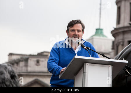 Londra, Regno Unito, 19/05/2012. Barry Gardiner, manodopera MP per il Brent a nord, affrontare il rally Tamil a sostegno delle loro richieste di portare le persone responsabili di crimini di guerra per la giustizia. Foto Stock
