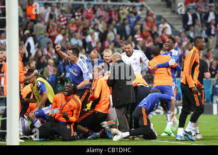 19/05/2012 Monaco di Baviera, Germania. Chelsea giocatori festeggiare la conquista del 2012 Finale di UEFA Champions League ha suonato presso lo stadio Allianz Arena di Monaco di Baviera, e contestata dall'Inghilterra del Chelsea e la Germania Bayern Monaco di Baviera. Chelsea ha vinto la partita dopo una pena shootout. Credito Mitchell Gunn. Foto Stock