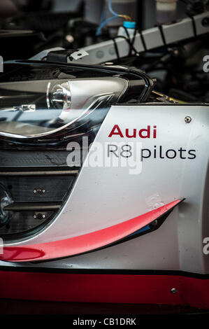 Dettaglio sulla parte anteriore di un Audi R8 durante il pre-gara precedendo le attività del Nurburgring 24 ore di gara endurance in prossimità di Nurburg, Germania il 19 maggio 2012. Foto: Matt Jacques Foto Stock