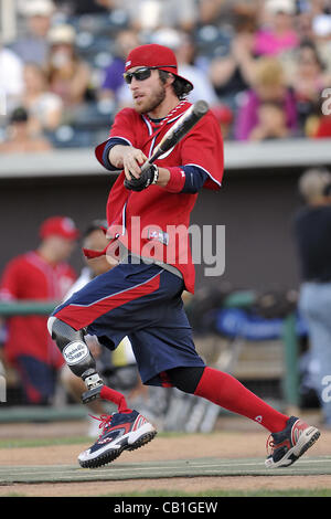 19 maggio 2012 - Albuquerque, New Mexico, U.S. - NICK CLARK invia la palla in profondità nel fuori campo nel loro gioco di softball contro le celebrità di Hollywood. Sabato. Una squadra composta di membri del cast dal pluripremiato rete AMC serie TV Breaking Bad e altre celebrità di Hollywood ha giocato i feriti Foto Stock