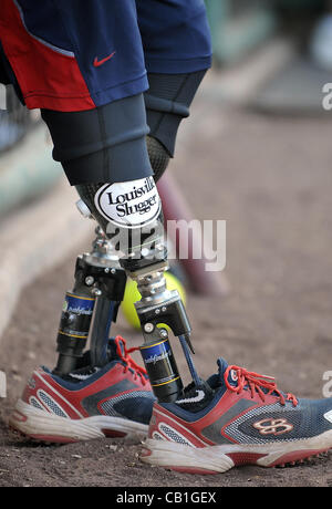 19 maggio 2012 - Albuquerque, New Mexico, U.S. - Le gambe di JOSH WEGE, un Marine che ha perso le sue gambe mentre in servizio in Afghanistan la riproduzione per i combattenti feriti nella loro partita di pallavolo contro la celebrità di Hollywood. (Credito Immagine: © Jim Thompson/Albuquerque ufficiale/ZUMAPRESS.com) Foto Stock