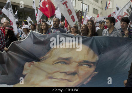 19 maggio 2012 - Istanbul, Turchia - l adorazione di Ataturk xix Può la commemorazione di AtatÃ¼rk, della gioventù e la giornata dello sport è un pubblico annuale vacanza in Turchia fornendo una perfetta opportunità di mostrare adorazione per Mustapha Kemal Ataturk fondatore della Turchia moderna, la sua immagine iconica adorna le bandiere, poster e t- Foto Stock