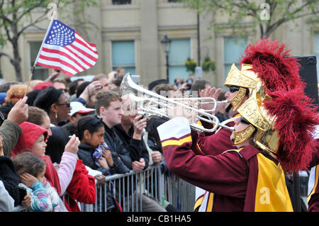 La sezione di ottoni della University of Southern California (USC), Trojan Football Team Marching Band eseguire in Trafalgar Square, Londra, Regno Unito. Domenica 20 Maggio 2012 Foto Stock