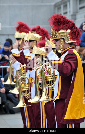 La sezione di ottoni della University of Southern California (USC), Trojan Football Team Marching Band eseguire in Trafalgar Square, Londra, Regno Unito. Domenica 20 Maggio 2012 Foto Stock