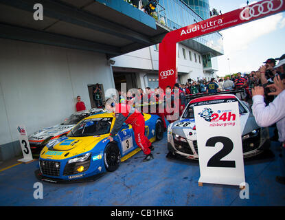 Il complessivo e vincitore di classe Marc Basseng (GER) / Christopher Haase (GER) / Frank Stippler (GER) / Markus Winkelhock (GER) guida il #3 SP9-GT3 Audi Sport Team Phoenix Audi R8 LMS Ultra ruote essendo in corsia di vittoria durante il quarantesimo anniversario Nurburgring 24 ore di gara endurance in prossimità di Nurburg, Ger Foto Stock