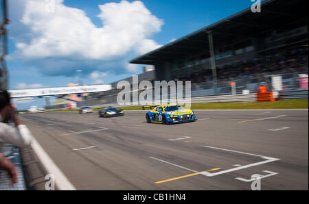 Marc Basseng (GER) / Christopher Haase (GER) / Frank Stippler (GER) / Markus Winkelhock (GER) la guida globale di classe e vincere #3 SP9-GT3 Audi Sport Team Phoenix Audi R8 LMS Ultra durante il quarantesimo anniversario Nurburgring 24 ore di gara endurance in prossimità di Nurburg, Germania il 20 maggio 2012. Foto: Matt J Foto Stock