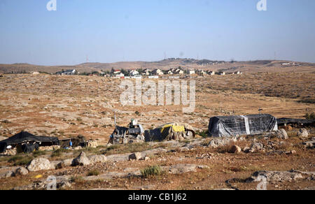 20 maggio 2012 - Hebron, West Bank, Territorio palestinese - palestinesi Mohammed Nawaj'a esamina il progetto di generare energia alternativa nella propria terra, vicino insediamento ebraico di Susiya, nel sud di Hebron Khirbet Susiya, West Bank il 20 maggio 2012. Questo progetto è stato sostenuto da internationa Foto Stock