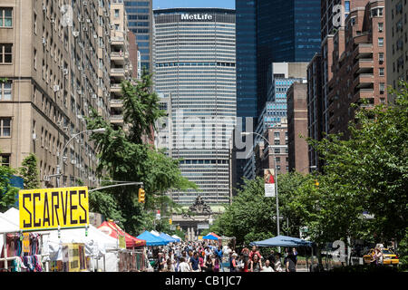 New York, Stati Uniti d'America. 20 Maggio, 2012. Midtown Manhattan blocchi sono chiusi per veicoli come ristoranti, fornitori, artisti e artigianato attività riempiono Park Avenue. Foto Stock