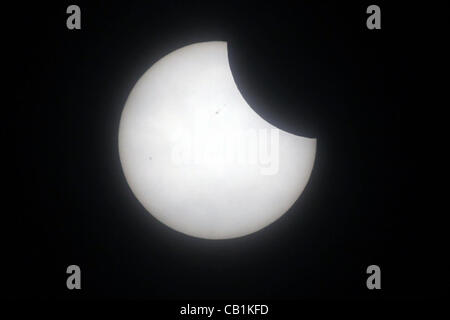 21 maggio 2012 - Tochigi, Giappone - Un anulare parziale eclissi solare è visto presso l'autostrada parcheggio su 21 maggio 2012 nella Prefettura di Tochigi, Giappone. (Credito Immagine: © Koichi Kamoshida Jana/press/ZUMAPRESS.com) Foto Stock