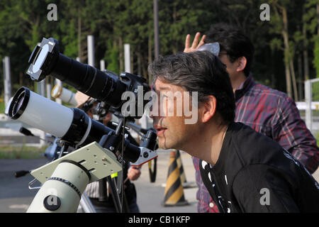 21 maggio 2012 - Tochigi, Giappone - persone di visualizzare un elemento anulare eclissi solare presso l'autostrada parcheggio su 21 maggio 2012 nella Prefettura di Tochigi, Giappone (credito Immagine: © Koichi Kamoshida Jana/press/ZUMAPRESS.com) Foto Stock