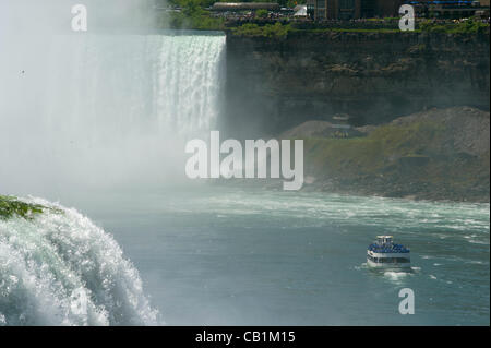 Testa di turisti verso il piede delle Cascate del Niagara con la Domestica della Foschia barca su Domenica, 20 maggio 2012. Migliaia di turisti goduto di un estate-come meteo nella regione del Niagara sul lungo week-end come il Canada ha celebrato la Giornata di Victoria. Foto Stock