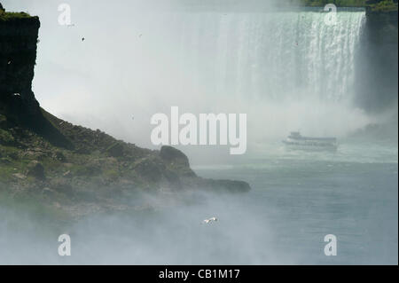 Testa di turisti verso il piede delle Cascate del Niagara con la Domestica della Foschia barca su Domenica, 20 maggio 2012. Migliaia di turisti goduto di un estate-come meteo nella regione del Niagara sul lungo week-end come il Canada ha celebrato la Giornata di Victoria. Foto Stock