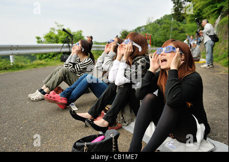 Maggio 21, 2012, Tokyo, Giappone - La gente guarda ad un elemento anulare eclissi solare nella prefettura di Kanagawa, Giappone il 21 maggio 2012. Un elemento anulare di eclissi solare è stata osservata su una vasta area del Giappone il lunedì mattina presto. Milioni di persone hanno guardato come una rara "l'anello di fuoco' eclipse attraversato i cieli. Foto Stock