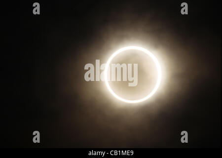 Maggio 21, 2012, Tokyo, Giappone - il passaggio anulare eclissi solare è visto in Bunkyo Ward, Tokyo, Giappone il 21 maggio 2012. Un elemento anulare di eclissi solare è stata osservata su una vasta area del Giappone il lunedì mattina presto. Milioni di persone hanno guardato come una rara "l'anello di fuoco' eclipse attraversato i cieli. Foto Stock