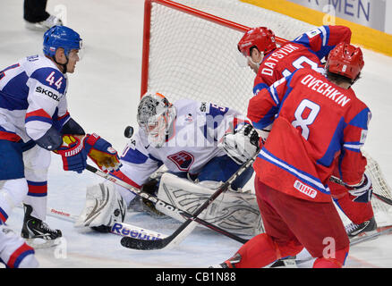 Da sinistra a destra della Slovacchia Andrej Sekera, Jan Laco e della Russia a Pavel Datsyuk e Alexander Ovechkin nella foto durante la loro IIHF Hockey su Ghiaccio Campionati del mondo partita finale di Helsinki, Finlandia, domenica 20 maggio, 2012. Russia batte la Slovacchia 6-2 in finale per vincere medaglie d'oro. (CTK foto/Michal Foto Stock