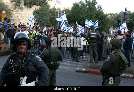 19 maggio 2012 - Jaffa, Gerusalemme, Territori palestinesi israeliani - marzo e danza nella città vecchia di Gerusalemme il 20 maggio 2012 durante il giorno Gerusalemme celebrazioni per lo Stato ebraico e la cattura degli arabi nel settore orientale 45 anni fa durante la Guerra dei sei giorni (credito Immagine: © Mahfouz Abu Turk/APA IM Foto Stock