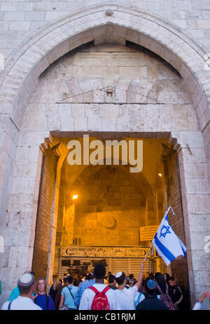 Gerusalemme - 20 Maggio 2012 : ala destra uomini israeliani nella parte anteriore della porta di Damasco a Gerusalemme il giorno prima marching throuh il quartiere arabo di Gerusalemme vecchia città il 20 maggio 2012 , Gerusalemme giorno anniversario di Israele catturare la parte orientale della città durante il 1967 Medio oriente la guerra Foto Stock