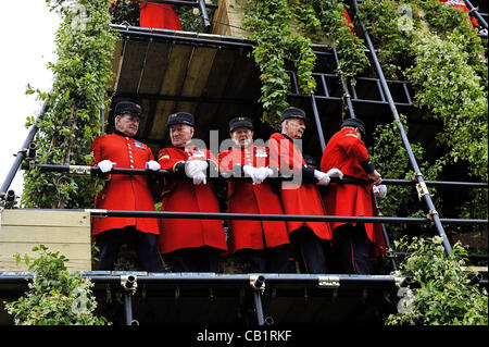 Londra, Regno Unito. 21 Maggio, 2012. Il giardiniere e il presentatore TV Diarmuid Gavin's 80ft Torre Giardino alla RHS Chelsea Flower Show 2012 a Londra, Regno Unito Foto Stock