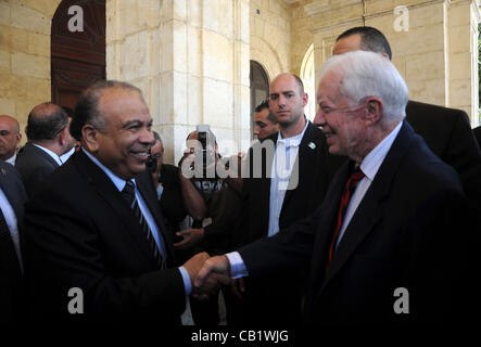 21 maggio 2012 - Il Cairo, Egitto - Parlamento egiziano Speaker SAAD AL-KATATNI soddisfa con l ex presidente statunitense Jimmy Carter nel suo ufficio al Cairo. Carter è arrivato il giorno precedente con una delegazione del Centro Carter per il monitoraggio dell'Egitto landmark imminenti elezioni presidenziali. (Credito Immagine: © Ashraf un Foto Stock